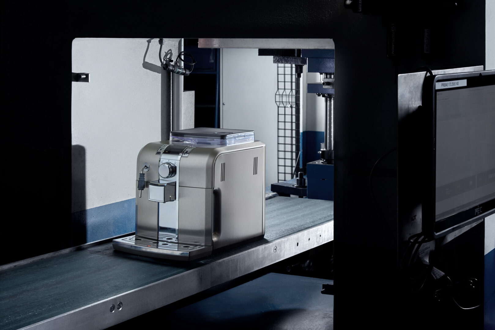 Minifaber specializzata lavorazione freddo tranciatura imbutitura punzonatura lamiere progettazione piegatura costruzione stampi fotografia industriale